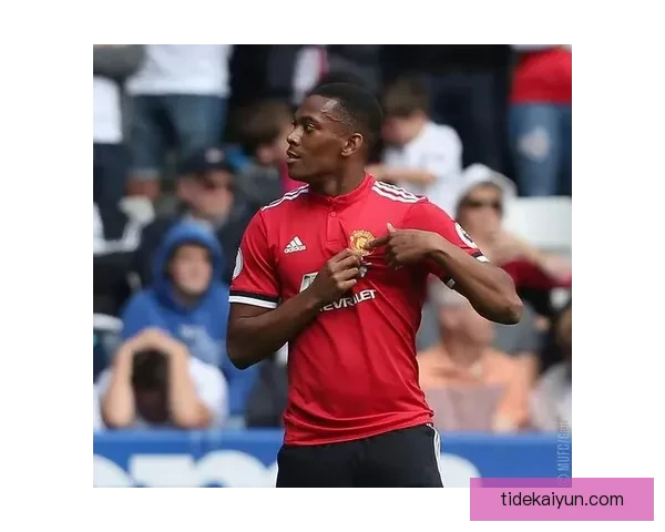 马尔蒂诺引领球队革新，注重控球与快速反击，表现亮眼。